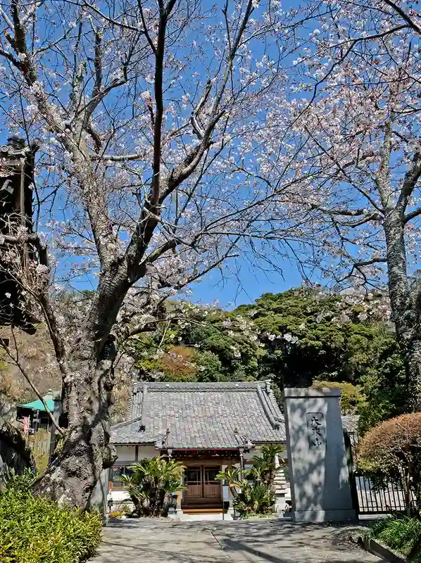 明るい雰囲気の霊園