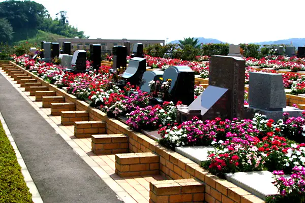 やすらぎの里 南葉山霊園 綺麗な花が彩る墓域
