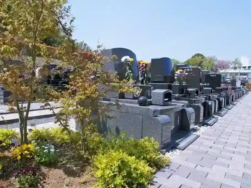 平坦で水捌けの良い墓地