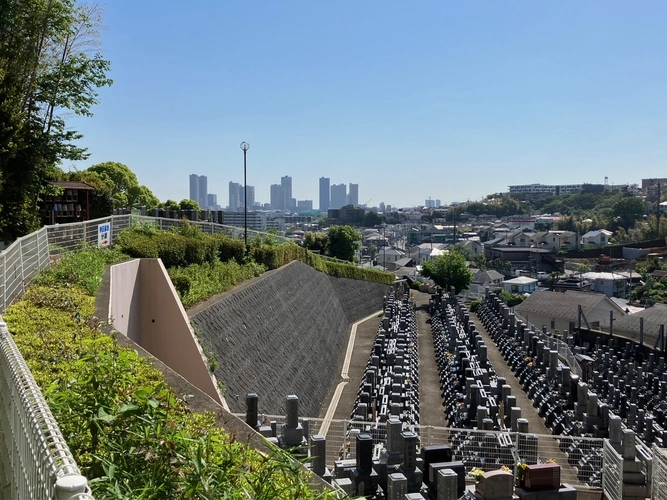 橘聖地第二霊園 お墓からは、武蔵小杉のタワーマンションが望めます。