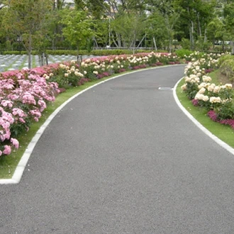 横浜市営 メモリアルグリーン 花に囲まれた通路