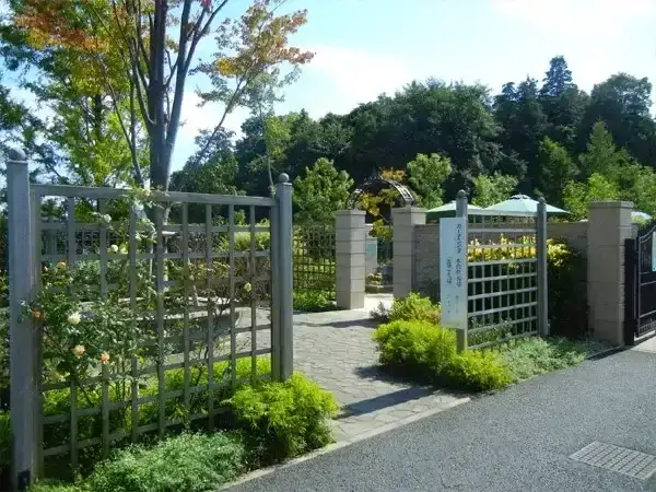 海老名フォーシーズンメモリアル 永代供養墓「花ことば」 「花ことば」の入口を彩る フラワーアーチの小庭