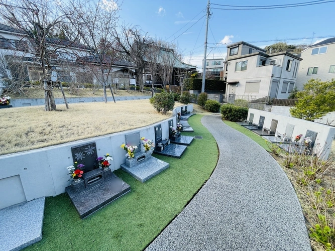 本覚寺の森 観音霊園 平坦な通路