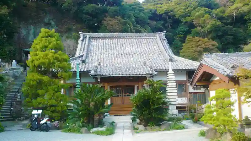 豊かな自然と落ち着いた雰囲気の霊園