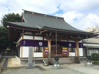 温泉地にある寺院墓地