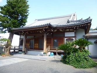 明るい雰囲気の寺院