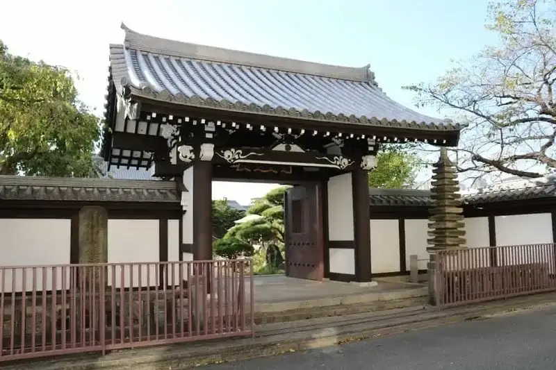 法田寺墓苑 歴史ある山門