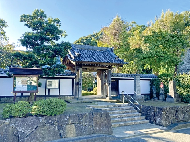 横浜慶珊寺樹木葬墓地 山門