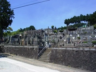 明るい雰囲気の寺院墓地