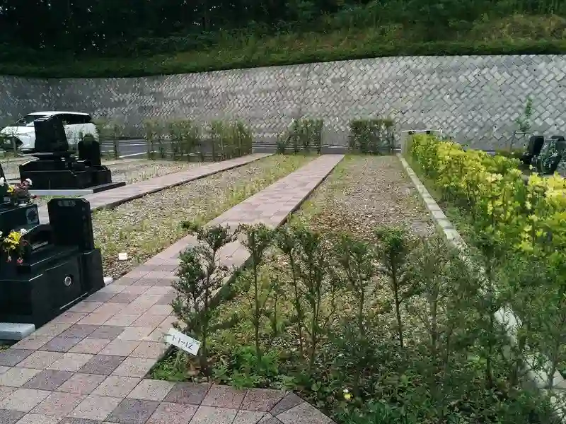 緑豊かな冨鶴浄苑本弘寺墓地