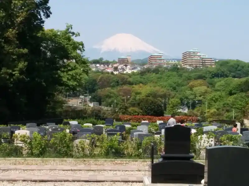 墓地から富士山が見える