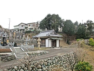 明るい雰囲気の寺院墓地