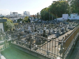 明るい雰囲気の寺院墓地