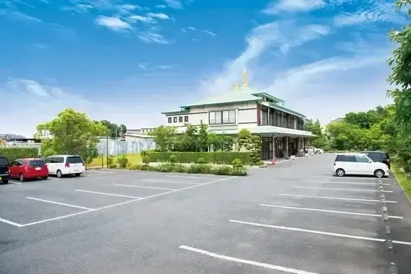 広々とした駐車場