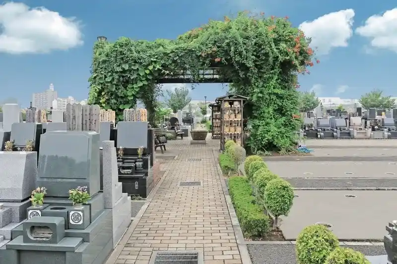 新埼玉霊園（上尾市） 綺麗に整備された参道