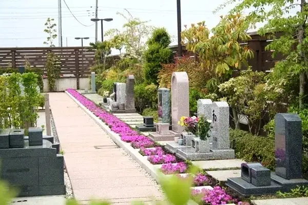 鴻巣霊園 参道にも綺麗なお花が並びます