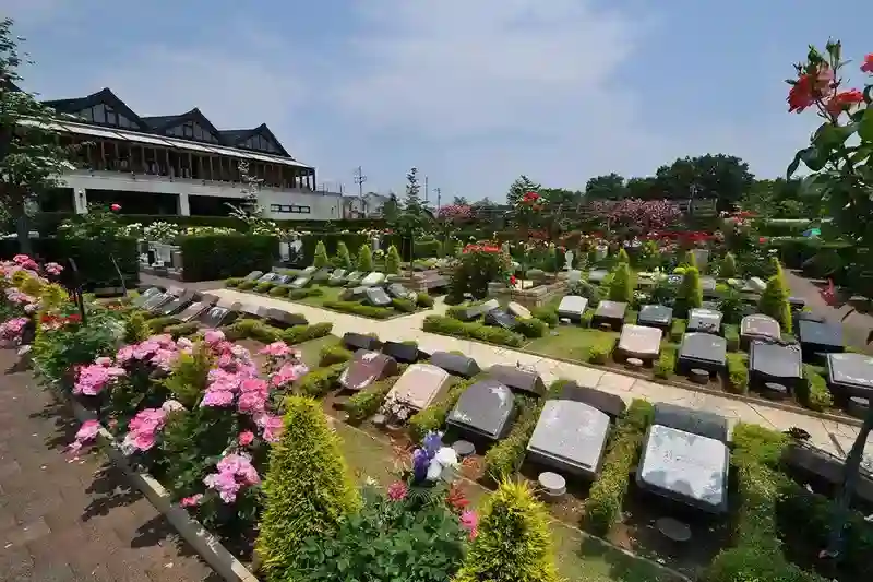 バラと緑が広がるガーデニング霊園