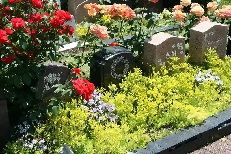 秋津ふれあいパーク 綺麗な花に囲まれた中でお参りできます