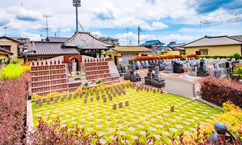 明るく開放的な寺院墓地