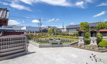 明るい雰囲気の寺院墓地