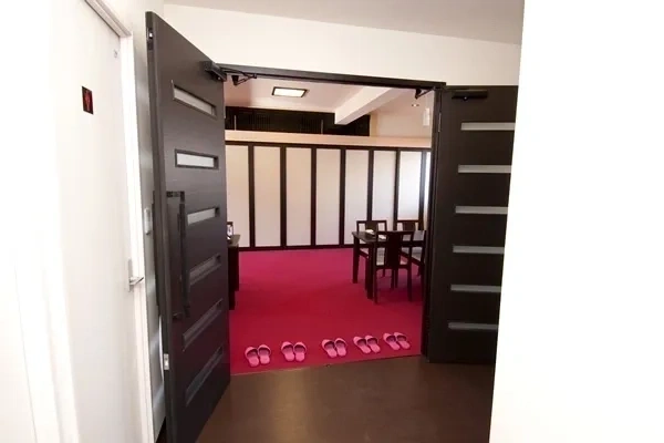 法要室入口