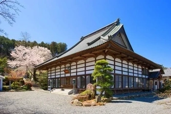 豊かな自然と落ち着いた雰囲気の寺院墓地