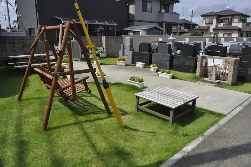 メモリアルパーク伊奈 綺麗に管理されている芝生とお花