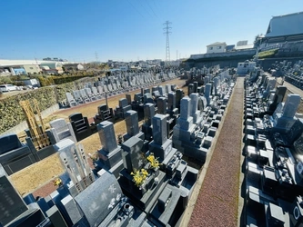 四季の花と緑に彩られた公園墓地