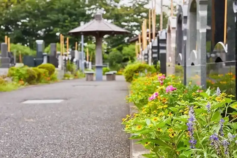 東陽の杜霊園 永代供養付墓地【沙羅】-SARA- 参道には綺麗なお花が咲いています