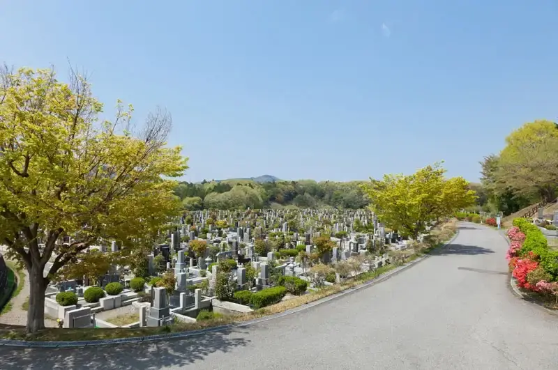 地産霊園 緑豊かな地産霊園の園内