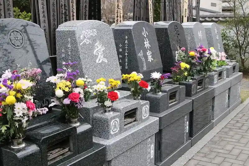 東泉寺墓苑 区画も綺麗に整備されています。