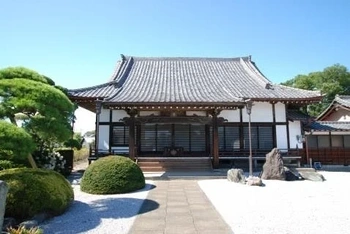 明るい雰囲気の寺院墓地