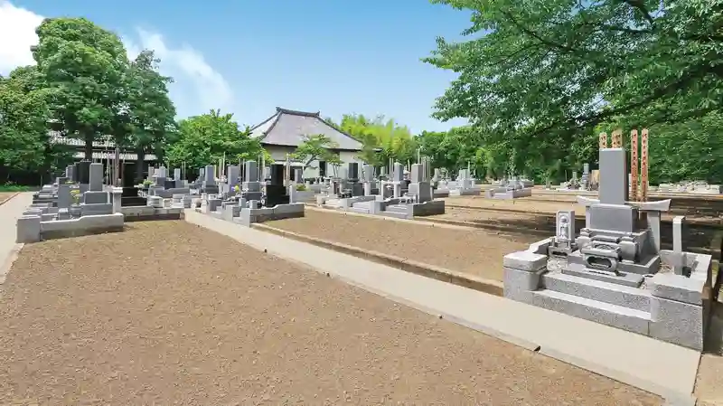 明るく開放的な寺院墓地