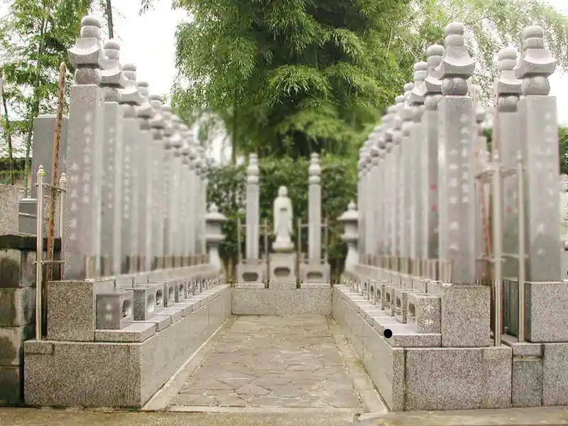 清鏡寺墓苑 柱のように高さのある五輪塔墓