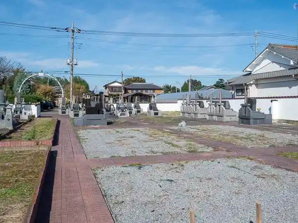 明るい雰囲気の霊園