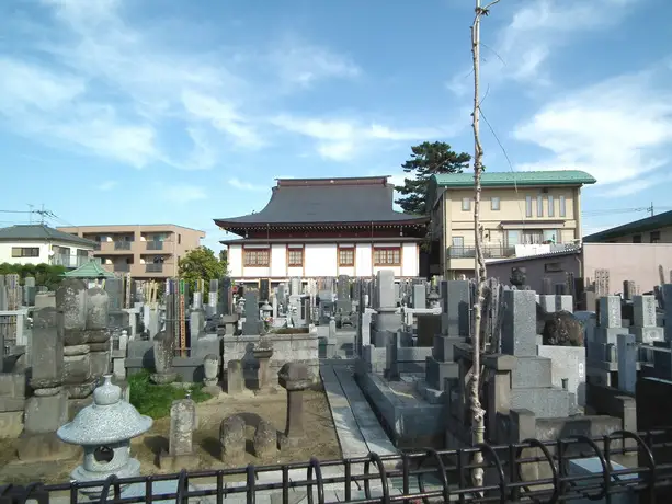 明るい雰囲気の寺院墓地