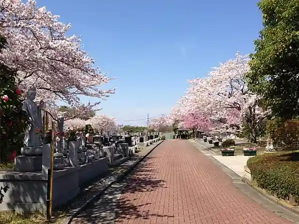 豊かな自然と落ち着いた雰囲気の霊園