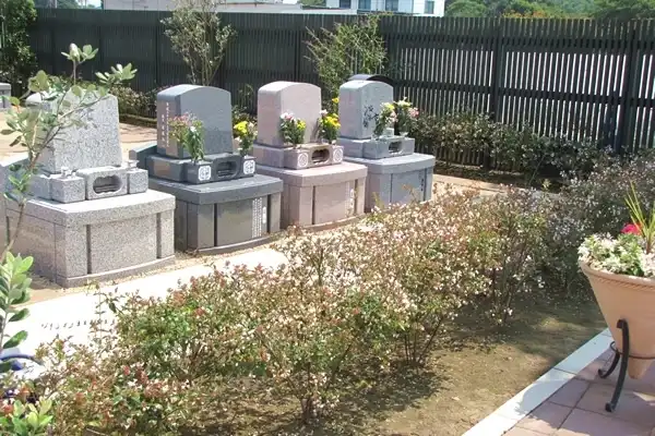 西上尾メモリアルガーデン 永代供養墓 園内を彩る綺麗な植栽