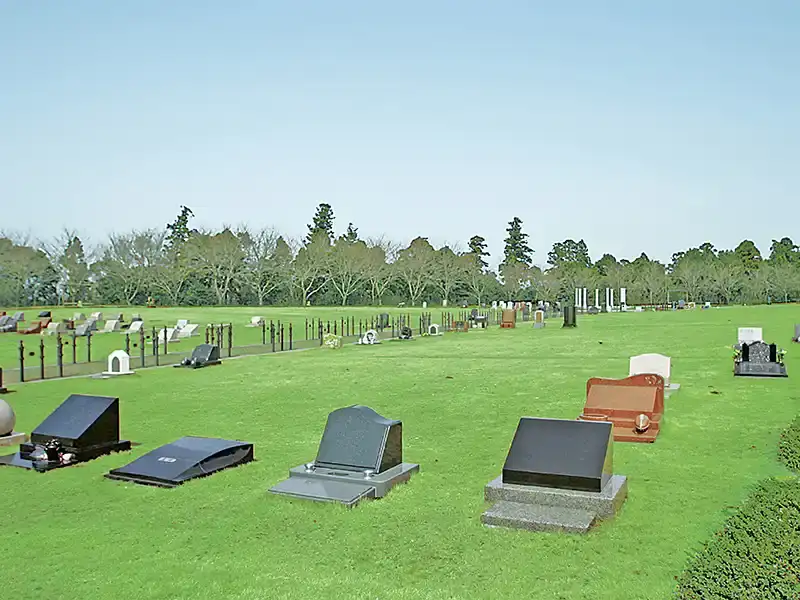 成田メモリアルパーク ローズヒルズ（薔薇の丘）西洋風墓石が映える墓所