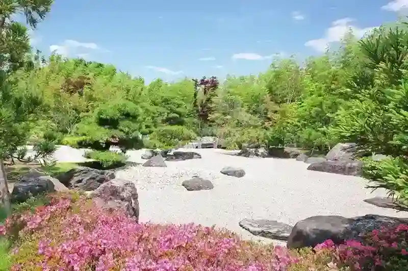 日本庭園を彷彿させる霊園