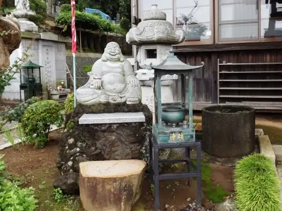 明るい雰囲気の霊園