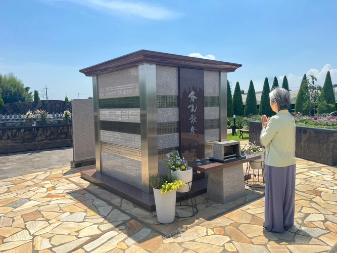 一時安置付合葬墓「春夏秋冬」
