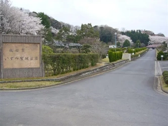 明るい雰囲気の公営霊園