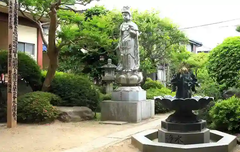秋本寺 境内