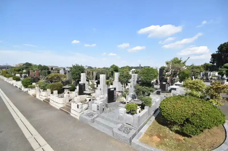 明るい雰囲気の霊園