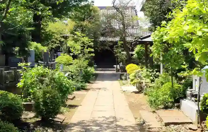 緑豊かで心落ち着く寺院墓地