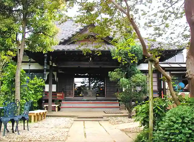 明るい雰囲気の寺院墓地