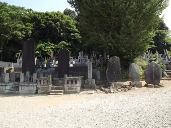 豊かな自然と落ち着いた雰囲気の霊園