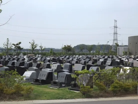 豊かな自然と落ち着いた雰囲気の霊園