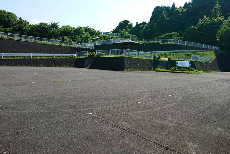 高萩市営 秋山菖蒲霊園 駐車場の写真